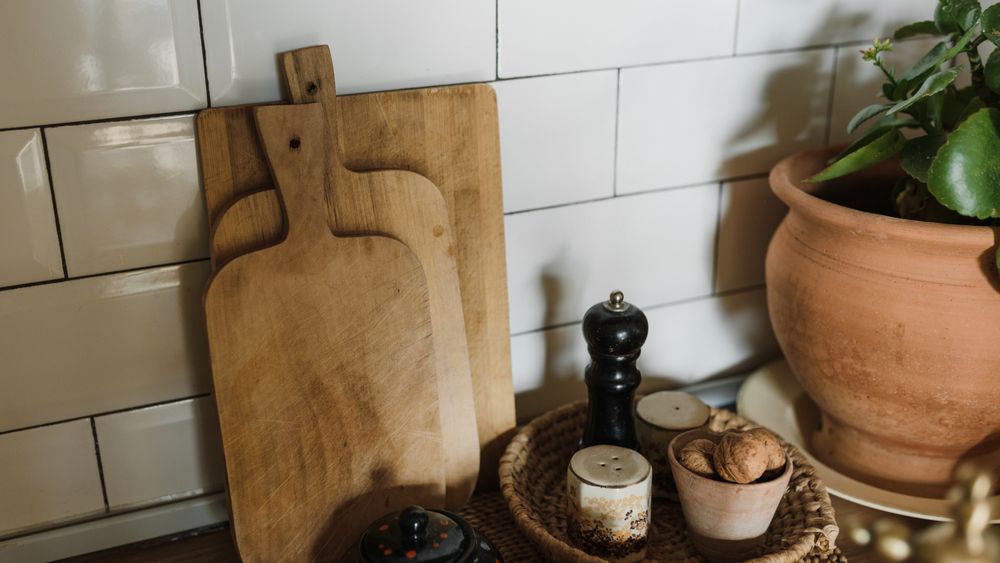 Schneidebrett: Holz oder Kunststoff – was schont Messer?